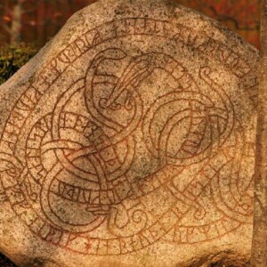 ヴァイキングのルーンが彫られた花崗岩