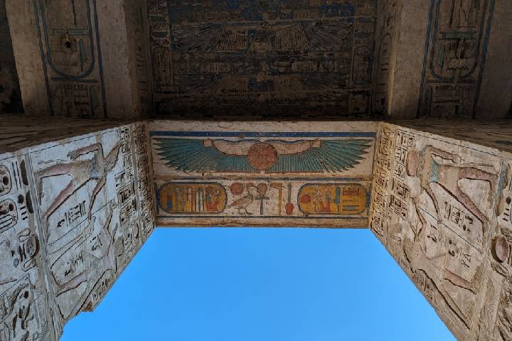 メディネト・ハブの羽根つき太陽円盤