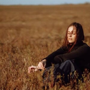 聞いている女性