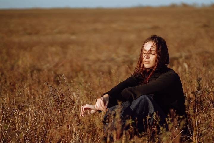 聞いている女性