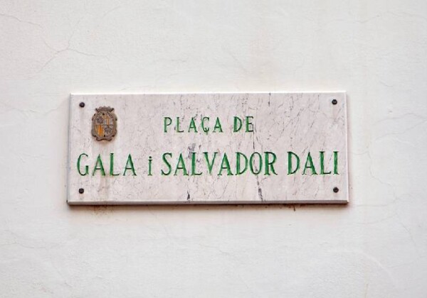 ガラとサルバドール・ダリの記念プレート