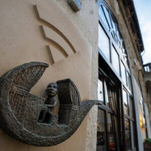 コロドコによるシェレシュ・レジェーの彫刻