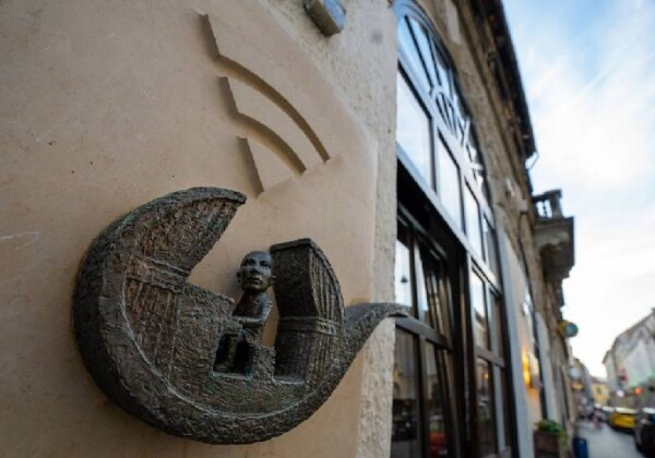 コロドコによるシェレシュ・レジェーの彫刻