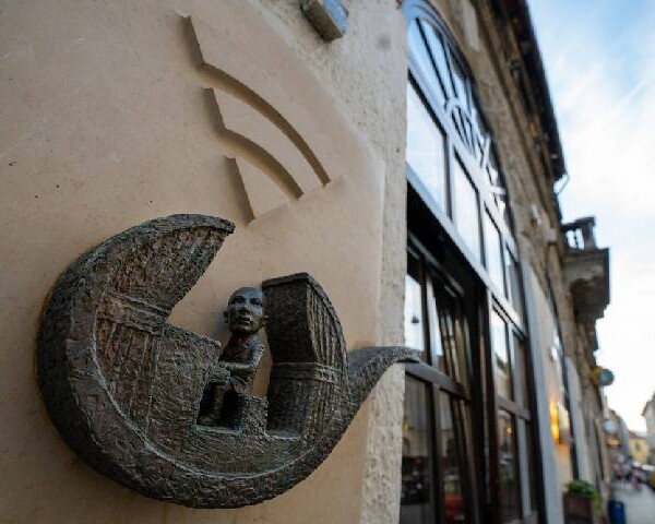 コロドコによるシェレシュ・レジェーの彫刻