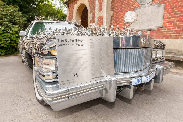 ユリ・ゲラー・ミュージアムのキャデラック