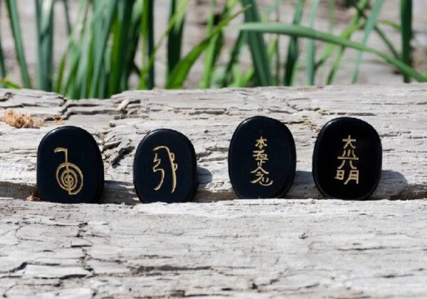 レイキのシンボルを刻んだブラックトルマリン