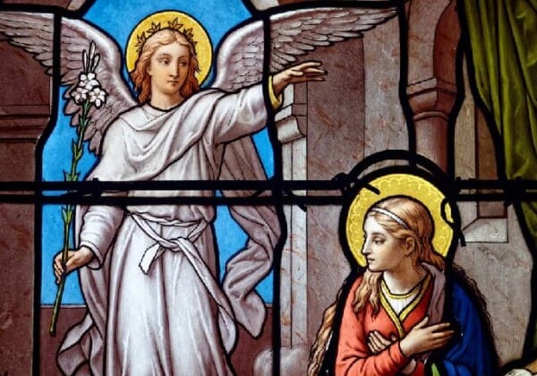 受胎告知をするガブリエルと聖母マリア