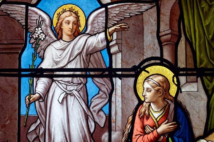 受胎告知をするガブリエルと聖母マリア