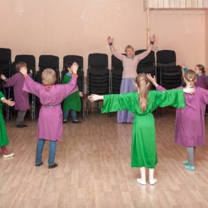 オイリュトミーを行う子供たち