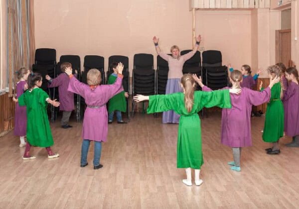 オイリュトミーを行う子供たち