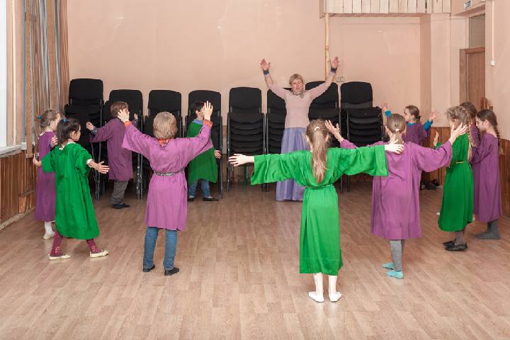オイリュトミーを行う子供たち