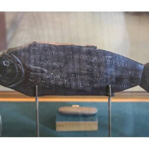 ロンゴロンゴが刻まれた魚の形のタブレット