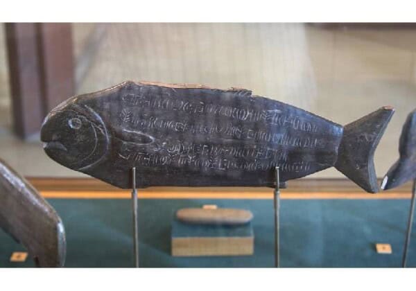 ロンゴロンゴが刻まれた魚の形のタブレット