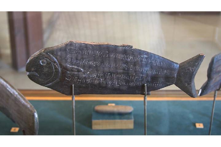 ロンゴロンゴが刻まれた魚の形のタブレット