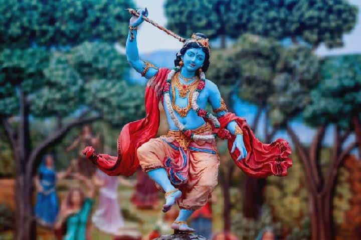 踊るクリシュナ